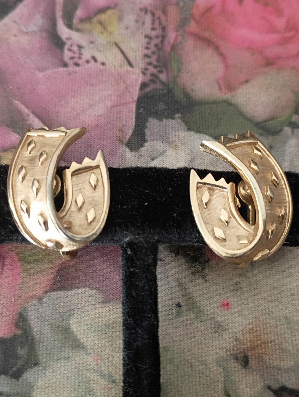 ❤️Vintage CROWN TRIFARI Gold Tone Curved Clip Earrings